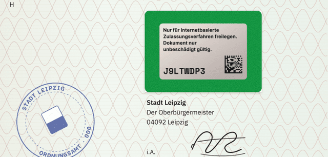 Fahrzeugschein, Rückseite: grünes Code-Feld über dem Stempel der Behörde (Illustration, fiktive Daten)