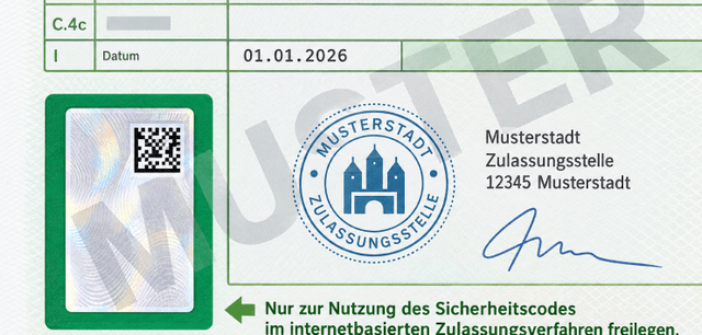 Fahrzeugbrief, Vorderseite: silberner Aufkleber mit grünem Rand links neben dem Stempel (Illustration, fiktive Daten)
